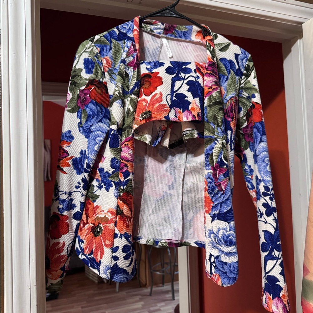 Goodtime brand. Multicolor floral set.